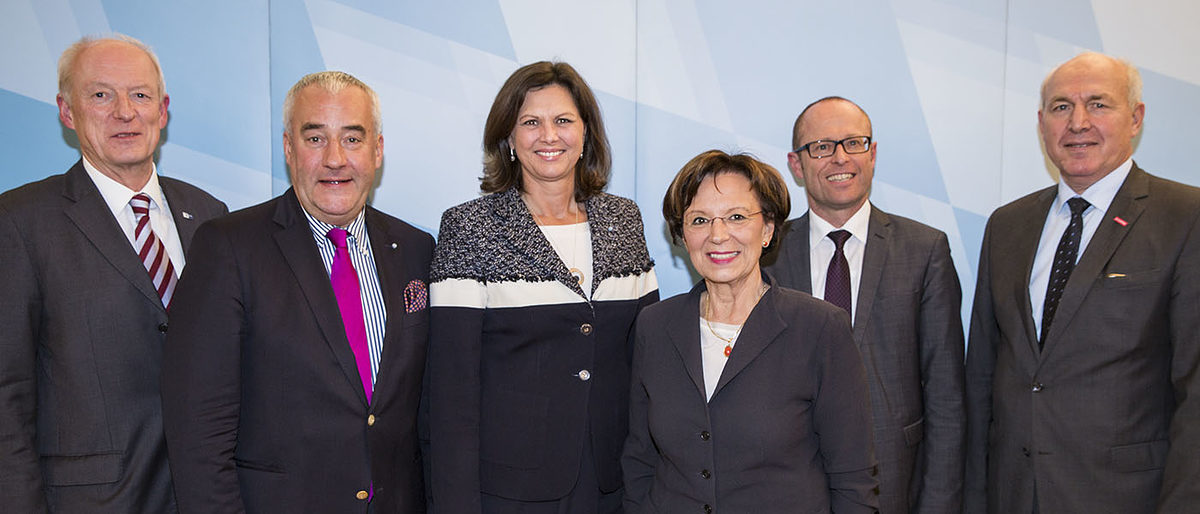 BIHK-Hauptgeschäftsführer Peter Driessen, Kultusminister Dr.Ludwig Spaenle, Wirtschaftsministerin Ilse Aigner, Arbeitsministerin Emilia Müller, stellvertretender vbw-Hauptgeschäftsführer Christof Prechtl, Präsident des Bayerischen Handwerkstages Franz Xaver Peteranderl (v.l.n.r.).