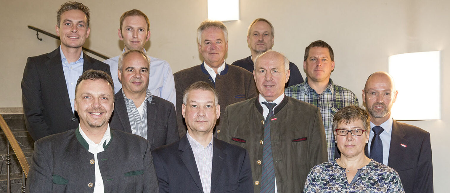 Vordere Reihe (v. l.): Michael Heimpel, Stefan Dosch, Michael Resch, Präsident Franz Xaver Peteranderl, Gunnar Walther, Andrea Schaumann, Andreas WagnitzHintere Reihe (v. l.): Konrad Georg Blamberger jun., Klaus Wagner, Karl-Heinz Kreuzer, Bela Bitzinger