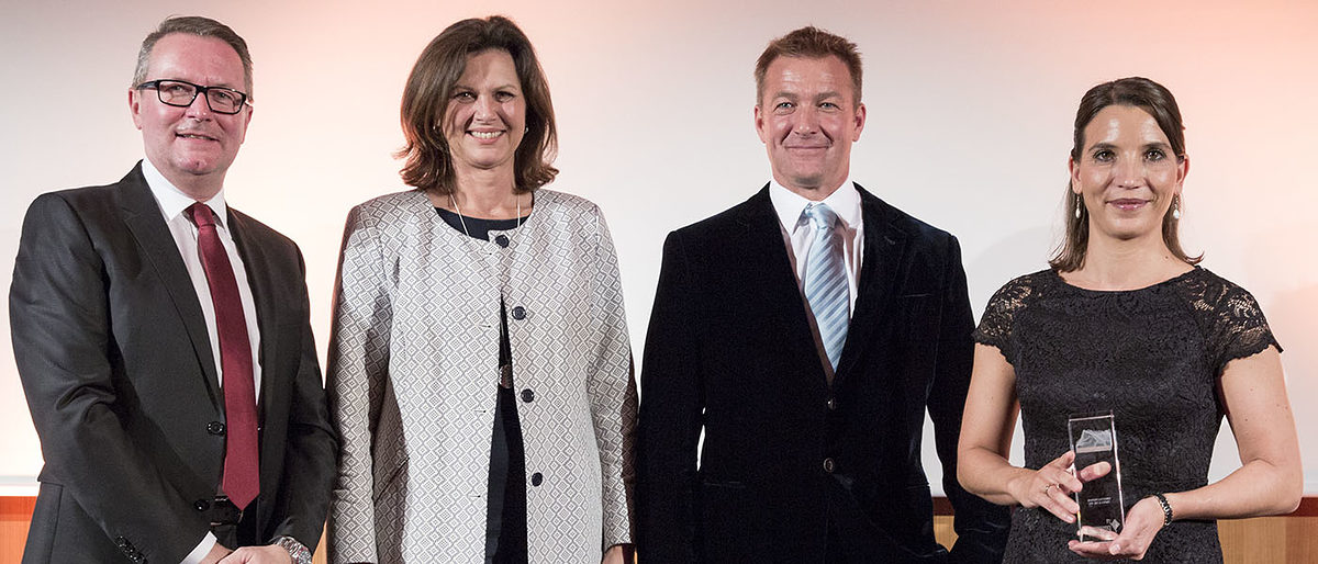 Von links nach rechts: Thomas Pirner, Staatsministerin Ilse Aigner, Heinz Tretter und Christine Berry, Geschäftsführer KristallTurm® GmbH & Co. KG