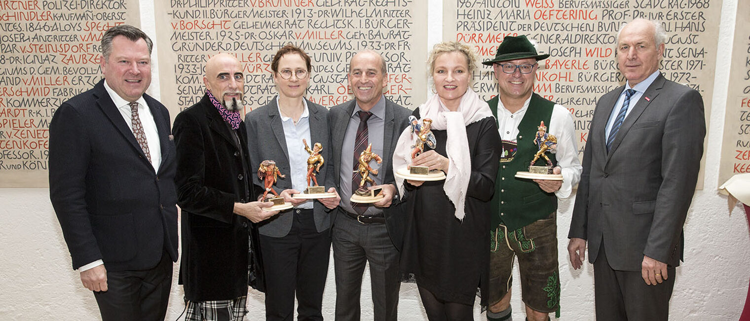 Bürgermeister Josef Schmid (links) und Kammerpräsident Franz Xaver Peteranderl (rechts) mit den Preisträgern 2017 (v.li.n.re.): Erwin Jahn (Klosterfriseure), Anita Bones (Gerüstbau Raetz), Bruno Trost (Kältetechnik aircool), Isabel Etti und Bernhard Vornehm.