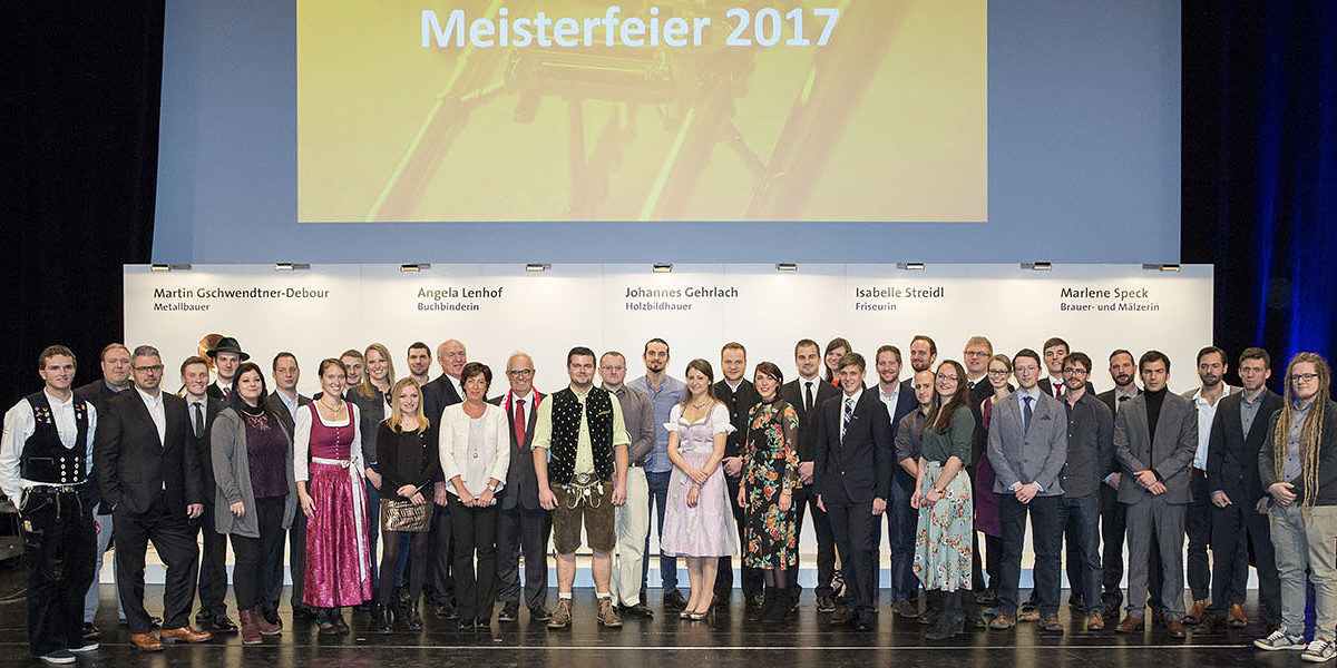 Die Jahresbestmeisterinnen und -meister 2017 mit Kammerpräsident Franz Xaver Peteranderl, Moderatorin Ursula Heller und Stadtrat Richard Quaas. Die Jahresbestmeisterinnen und -meister 2017 mit Kammerpräsident Franz Xaver Peteranderl, Moderatorin Ursula Heller und Stadtrat Richard Quaas.