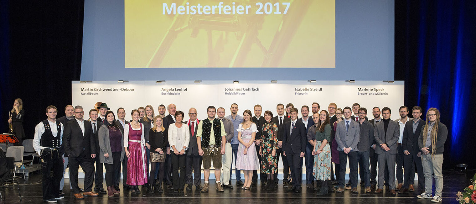 Die Jahresbestmeisterinnen und -meister 2017 mit Kammerpräsident Franz Xaver Peteranderl, Moderatorin Ursula Heller und Stadtrat Richard Quaas.
