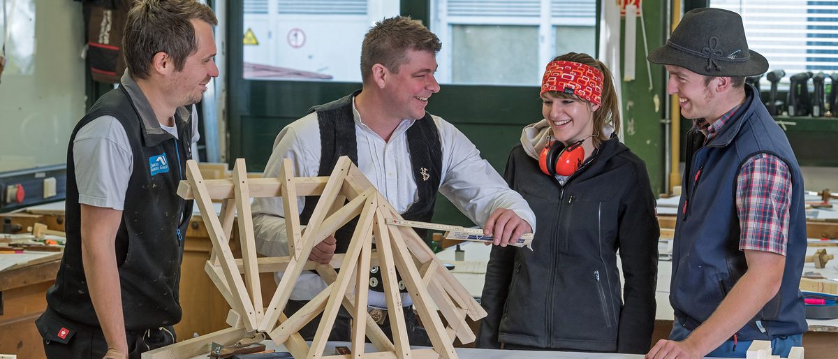 Mitarbeiter der Handwerkskammer f¿r M¿nchen und Oberbayern. Schlagwort(e): Handwerkskammer f¿r M¿nchen und Oberbayern, Mitarbeiter, Arbeit, Beruf, Handwerk, Zimmerer, Ausbildung, Jugendliche Mitarbeiter, Holz, Werkstatt, Zimmerer, Ausbildung, Jugendliche, Frau Mann, Gruppe