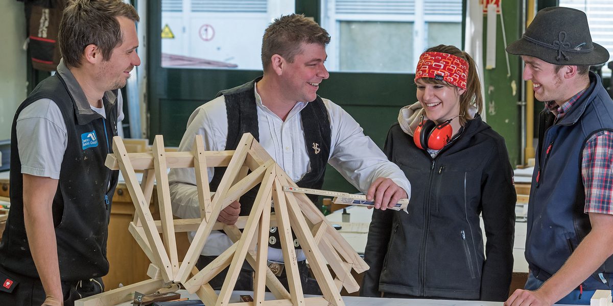 Mitarbeiter der Handwerkskammer f¿r M¿nchen und Oberbayern. Schlagwort(e): Handwerkskammer f¿r M¿nchen und Oberbayern, Mitarbeiter, Arbeit, Beruf, Handwerk, Zimmerer, Ausbildung, Jugendliche Mitarbeiter, Holz, Werkstatt, Zimmerer, Ausbildung, Jugendliche, Frau Mann, Gruppe