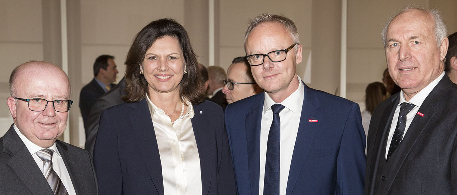 Bayerns Wirtschaftsministerin Ilse Aigner, Präsident Franz Xaver Peteranderl (rechts), Hauptgeschäftsführer Dr. Frank Hüpers (2.v.r.) bei der Verabschiedung von Dr. Lothar Semper (links).