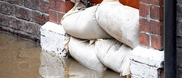 Flut, Hochwasser, Wasser, Überschwemmung, Not, Naturkatastrophe, Damm, Sandsäcke, Hilfe, Haus, Klimaerwärmung, Unglück, Fluss, See, Schutz, people, man, male, close-up, environment, flood, flooding, water, house, doorway, door, barrier, sandbags, york, global, warming, environmental, catastrophy, disaster, insurance, damage, river, ouse, protection, services