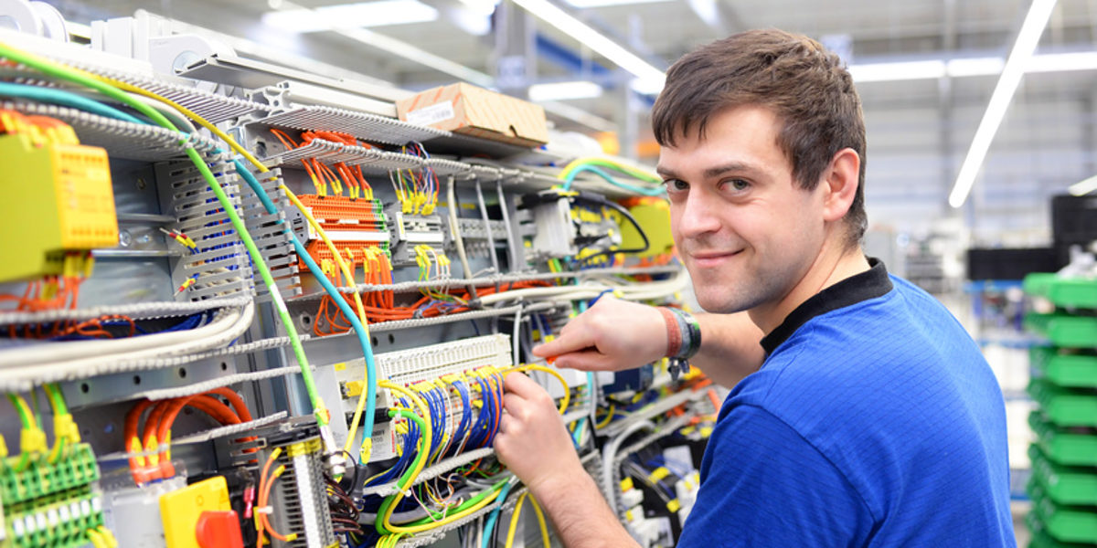 elektroniker, elektriker, arbeiter, stromkabel, jung, fabrik, technik, technologie, monteur, handwerker, facharbeiter, industrie, maschine, ingenieurwesen, herstellung, ttigkeit, konstruktion, montage, montieren, reparieren, mann, kaukasier, portrait, closeup, arbeitskleidung, werk, unternehmen, firma, manufaktur, werksttte, ausrstung, kompetent, professionell, lcheln, freundlich, frhlichkeit, freudig, leute, person, techniker, arbeiten, arbeit, ausbildung, konstrukteur, arbeitsplatz, business, reparatur, bau, elektronik, elektronisch