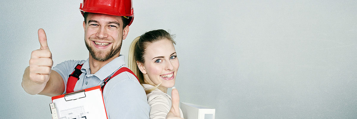 azubi, ausbildung, lernen, handwerk, büro, auszubildende, arbeiter, angestellte, daumen hoch, frau, mann, jung, helm, ordner, freudig, kaufmännisch, architekt, lächelnd, weiß, bauwerk, haus, halten, portrait, business