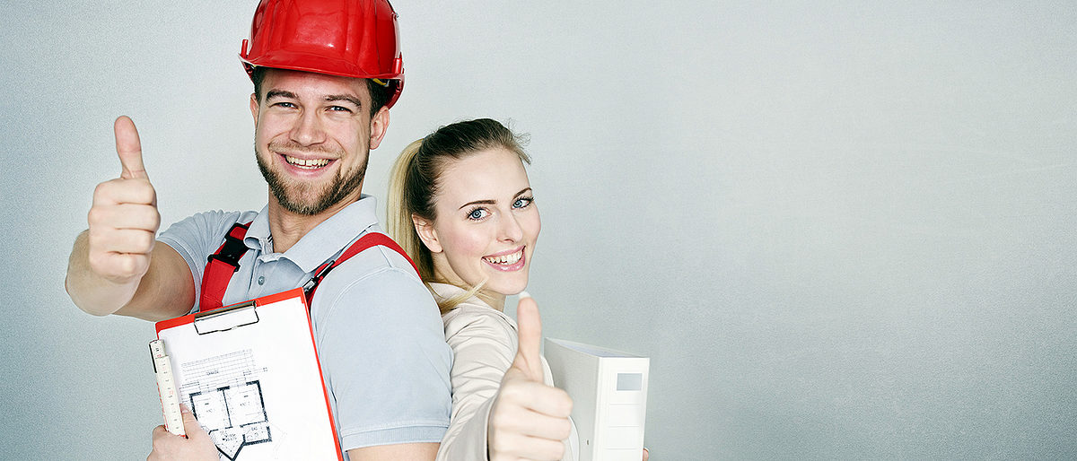 azubi, ausbildung, lernen, handwerk, büro, auszubildende, arbeiter, angestellte, daumen hoch, frau, mann, jung, helm, ordner, freudig, kaufmännisch, architekt, lächelnd, weiß, bauwerk, haus, halten, portrait, business