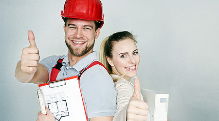 azubi, ausbildung, lernen, handwerk, büro, auszubildende, arbeiter, angestellte, daumen hoch, frau, mann, jung, helm, ordner, freudig, kaufmännisch, architekt, lächelnd, weiß, bauwerk, haus, halten, portrait, business