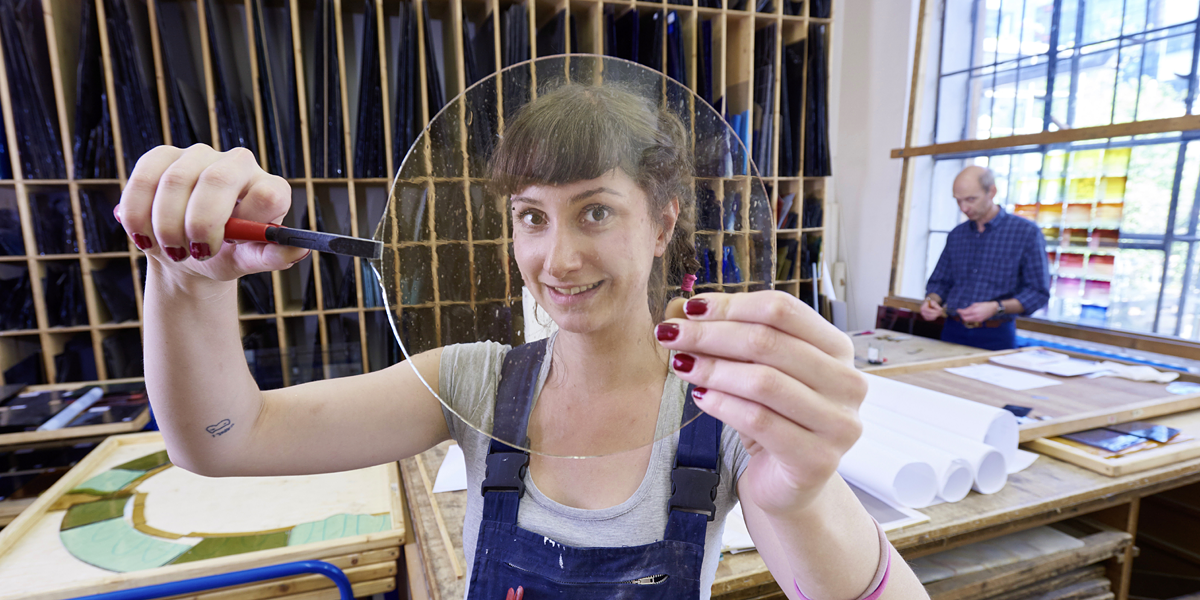 Mayer'sche Hofkunstanstalt, Glasgestaltung, Mosaik, Mayer of Munich, Mayersche Hofkunstanstalt, Arbeit, Soziales, Beschäftigung, Handwerk, Handwerkskammer, Handwerke, Glas, Mädchen, Werkszeug, Frau, Werkstatt, Kreativ Kursprogramm 2018/2019