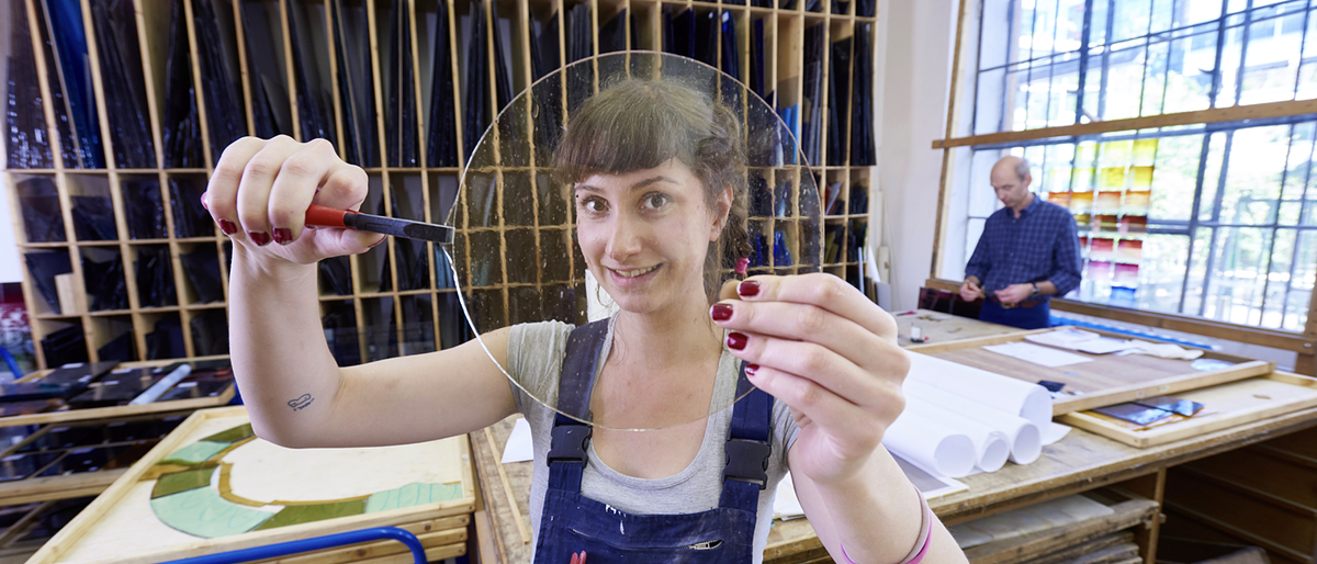 Mayer'sche Hofkunstanstalt, Glasgestaltung, Mosaik, Mayer of Munich, Mayersche Hofkunstanstalt, Arbeit, Soziales, Beschäftigung, Handwerk, Handwerkskammer, Handwerke, Glas, Mädchen, Werkszeug, Frau, Werkstatt, Kreativ Kursprogramm 2018/2019