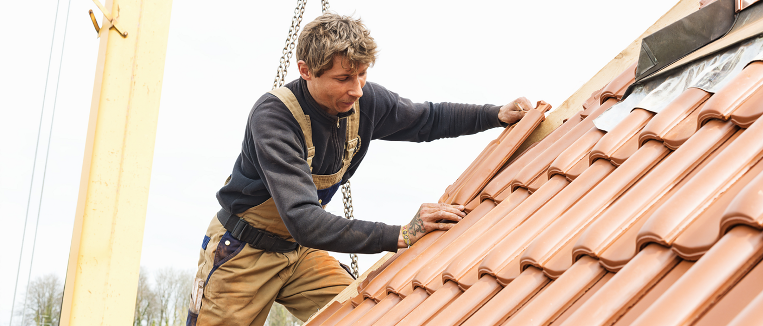 Mensch, Mann, Handwerk, Dachdecker, Zimmermann, Ziegel, Dachziegel, Dach, decken, Bau, Baustelle, Haus, Gebäude, gesichert, Kran, Sicherung, Höhe