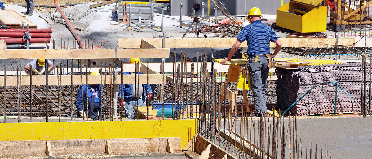 bau, baustelle, beton, betonieren, fertigbeton, decke betonieren, hausbau, bauarbeiter, stahl, arbeiter, kellerdecke, zwischendecke, schalung, schaltafel, betonkübel, wohnbau, schwarzarbeiter, baufirma, bauherr, bausparen, großbaustelle, bauwirtschaft, aufschwung, konjunktur, eisenbieger, schweißen, schweißer, metall, eisen, baustahl, baumaterial, fundament, eisenstangen, eisengitter, flechten, baugrube, keller, decke, schutzkleidung, schwarzarbeit, job, arbeit, mann, rostig, rost, metallarbeiter, maurer, hilfsarbeiter, facharbeiter, baumeister