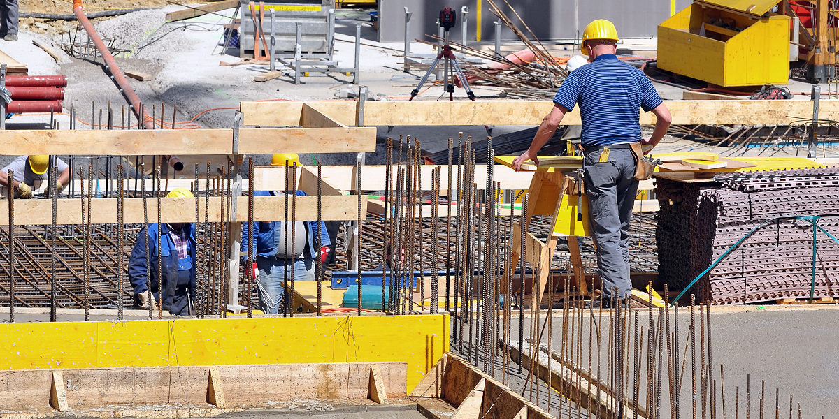 bau, baustelle, beton, betonieren, fertigbeton, decke betonieren, hausbau, bauarbeiter, stahl, arbeiter, kellerdecke, zwischendecke, schalung, schaltafel, betonkübel, wohnbau, schwarzarbeiter, baufirma, bauherr, bausparen, großbaustelle, bauwirtschaft, aufschwung, konjunktur, eisenbieger, schweißen, schweißer, metall, eisen, baustahl, baumaterial, fundament, eisenstangen, eisengitter, flechten, baugrube, keller, decke, schutzkleidung, schwarzarbeit, job, arbeit, mann, rostig, rost, metallarbeiter, maurer, hilfsarbeiter, facharbeiter, baumeister