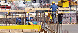 bau, baustelle, beton, betonieren, fertigbeton, decke betonieren, hausbau, bauarbeiter, stahl, arbeiter, kellerdecke, zwischendecke, schalung, schaltafel, betonkübel, wohnbau, schwarzarbeiter, baufirma, bauherr, bausparen, großbaustelle, bauwirtschaft, aufschwung, konjunktur, eisenbieger, schweißen, schweißer, metall, eisen, baustahl, baumaterial, fundament, eisenstangen, eisengitter, flechten, baugrube, keller, decke, schutzkleidung, schwarzarbeit, job, arbeit, mann, rostig, rost, metallarbeiter, maurer, hilfsarbeiter, facharbeiter, baumeister