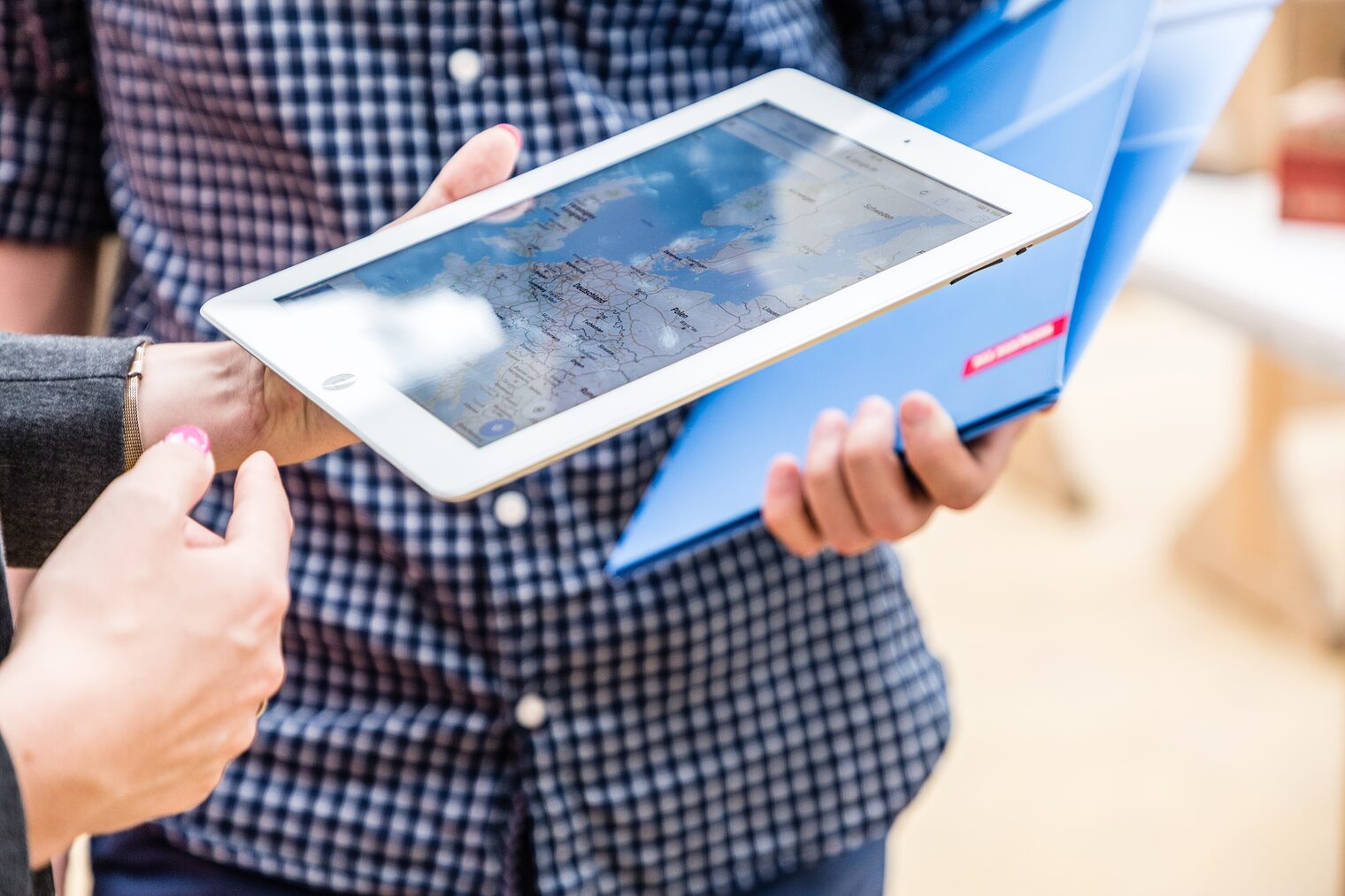 24216 Tablet Mappe Finger Aufwind