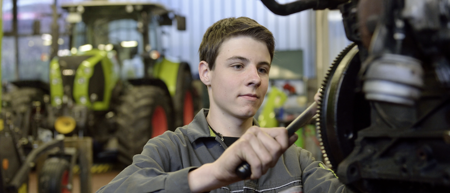 Trecker Werkstatt Auszubildender Azubi Lehrling Werkzeug 16155 Traktor