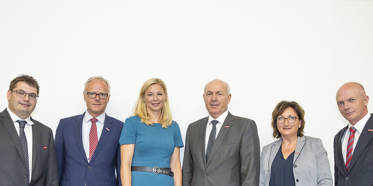 Münchens Umweltreferentin Stephanie Jacobs (Mitte) zu Gast bei der Vollversammlung der Handwerkskammer. Münchens Umweltreferentin Stephanie Jacobs (Mitte) zu Gast bei der Vollversammlung der Handwerkskammer.