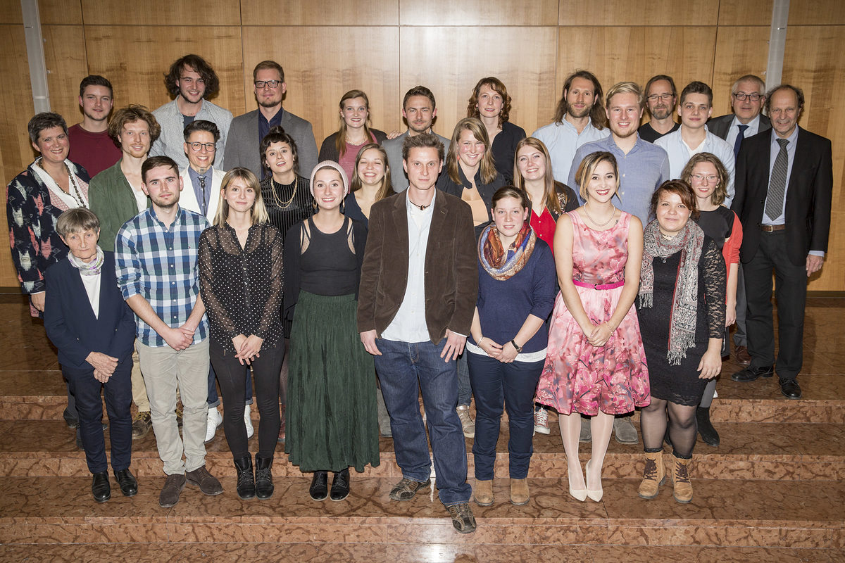 Gruppenfoto aller Absolventen 2017