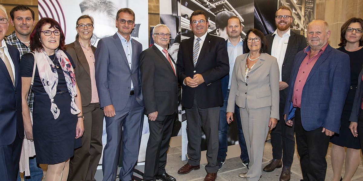 Tag des Bayerischen Handwerks: Wirtschaftsminister Franz Josef Pschierer (Mitte) mit Vertreterinnen und Vertretern der für die Fotoausstellung portraitierten Handwerksunternehmen. Tag des Bayerischen Handwerks: Wirtschaftsminister Franz Josef Pschierer (Mitte) mit Vertreterinnen und Vertretern der für die Fotoausstellung portraitierten Handwerksunternehmen.