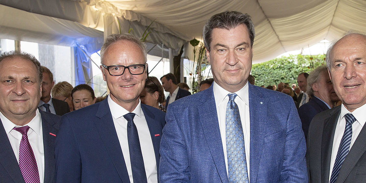 Kammerpräsident Franz Xaver Peteranderl (rechts) und Hauptgeschäftsführer Dr. Frankl Hüpers (2.v.li.) begrüßten beim Sommerempfang als Gastredner den Bayerischen Ministerpräsidenten Dr. Markus Söder. Links im Bild: ZDH-Präsident Hans Peter Wollseifer. Kammerpräsident Franz Xaver Peteranderl (rechts) und Hauptgeschäftsführer Dr. Frankl Hüpers (2.v.li.) begrüßten beim Sommerempfang als Gastredner den Bayerischen Ministerpräsidenten Dr. Markus Söder. Links im Bild: ZDH-Präsident Hans Peter Wollseifer.