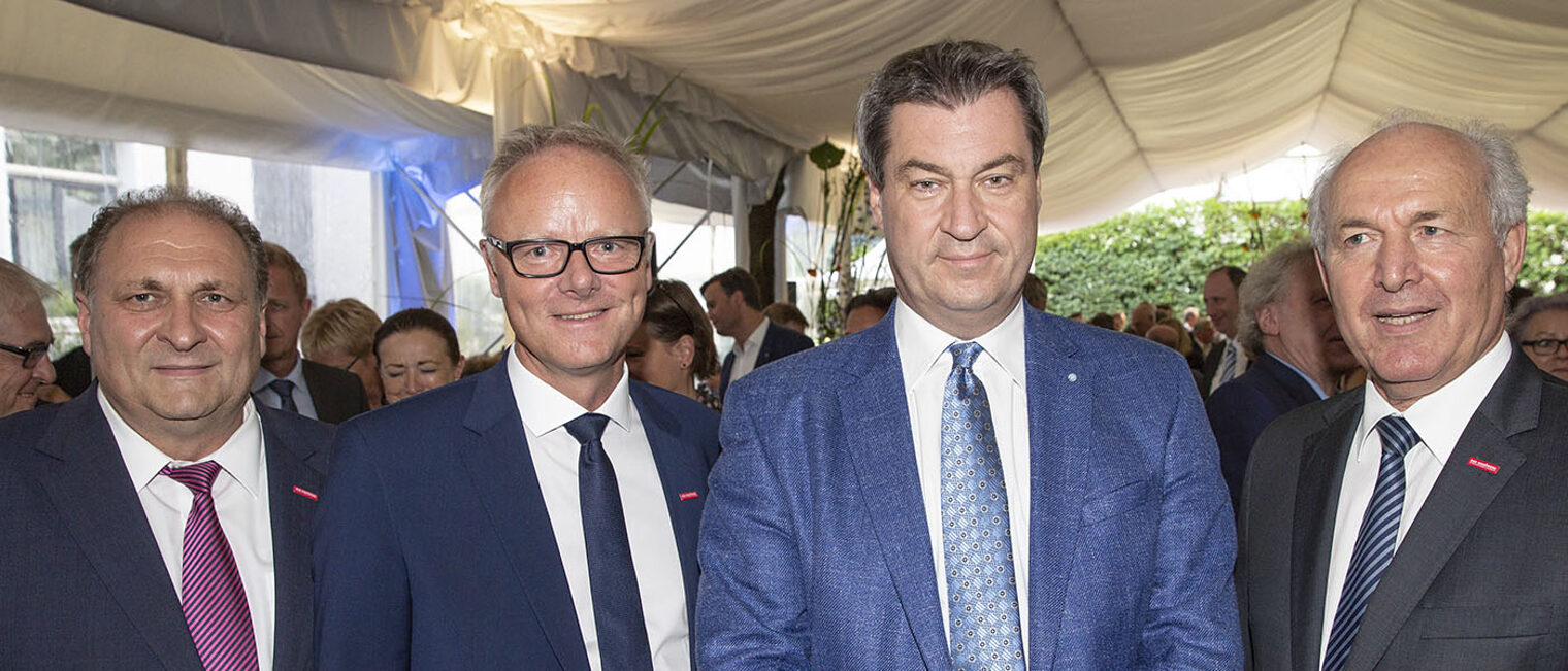 Kammerpräsident Franz Xaver Peteranderl (rechts) und Hauptgeschäftsführer Dr. Frankl Hüpers (2.v.li.) begrüßten beim Sommerempfang als Gastredner den Bayerischen Ministerpräsidenten Dr. Markus Söder. Links im Bild: ZDH-Präsident Hans Peter Wollseifer. Kammerpräsident Franz Xaver Peteranderl (rechts) und Hauptgeschäftsführer Dr. Frankl Hüpers (2.v.li.) begrüßten beim Sommerempfang als Gastredner den Bayerischen Ministerpräsidenten Dr. Markus Söder. Links im Bild: ZDH-Präsident Hans Peter Wollseifer.