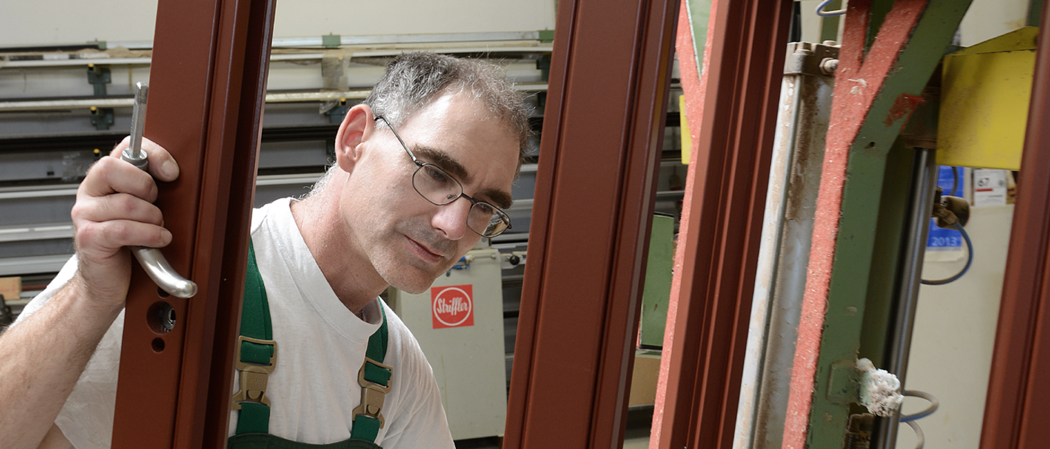 Mensch, Mann, Fenster, Einbau, Einbau von genormten Baufertigteilen, Handwerk, Fensterrahmen, Rahmen, Holz, Maschine, Werkstatt, anfertigen, einbauen, Glas, Glaser, Fensterbau, Glasfassadenbau, Verglasung, Glasbau, Fensterbauer, Schreiner, Tischler 14211