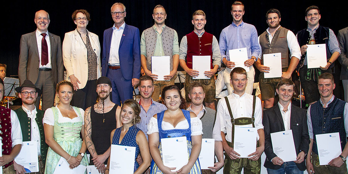 Im Bild die Klassenbesten mit Schulleiter Georg Junior, Bürgermeisterin Christine Strobl, Handwerkskammer-Hauptgeschäftsführer Dr. Frank Hüpers (hintere Reihe v.li.n.re.) und stv. Schulleiter Alfred Erdt (hintere Reihe rechts) Im Bild die Klassenbesten mit Schulleiter Georg Junior, Bürgermeisterin Christine Strobl, Handwerkskammer-Hauptgeschäftsführer Dr. Frank Hüpers (hintere Reihe v.li.n.re.) und stv. Schulleiter Alfred Erdt (hintere Reihe rechts)