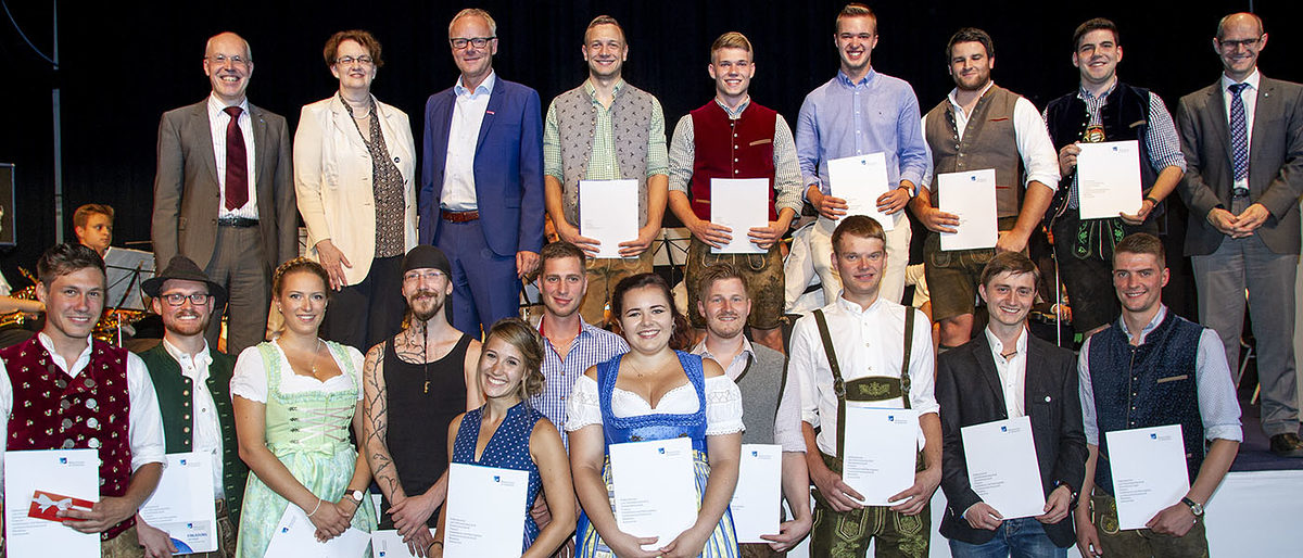 Im Bild die Klassenbesten mit Schulleiter Georg Junior, Bürgermeisterin Christine Strobl, Handwerkskammer-Hauptgeschäftsführer Dr. Frank Hüpers (hintere Reihe v.li.n.re.) und stv. Schulleiter Alfred Erdt (hintere Reihe rechts) Im Bild die Klassenbesten mit Schulleiter Georg Junior, Bürgermeisterin Christine Strobl, Handwerkskammer-Hauptgeschäftsführer Dr. Frank Hüpers (hintere Reihe v.li.n.re.) und stv. Schulleiter Alfred Erdt (hintere Reihe rechts)