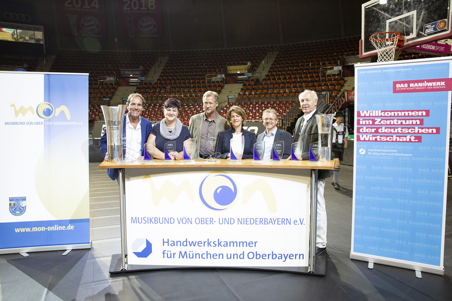 Jury mit Preisen_Jugendblaskapellenwettbewerb 2018