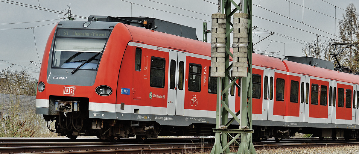 s-bahn , bahn , eisenbahn , öffentliche transportmittel , verkehr , nahverkehr , großstadt münchen bahnfahrt zugverkehr dynamik pixabay