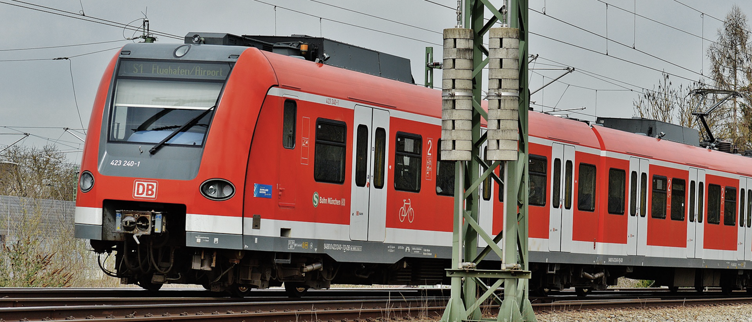 s-bahn , bahn , eisenbahn , öffentliche transportmittel , verkehr , nahverkehr , großstadt münchen bahnfahrt zugverkehr dynamik 