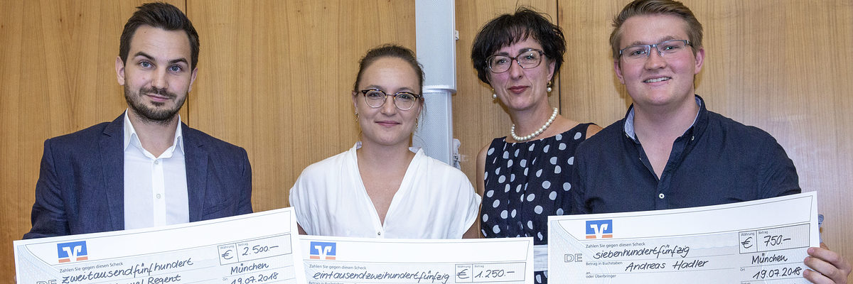 Die GVB-Generalbevollmächtigte Dr. Andrea Althanns (2.v.re.) mit den Jahrgangsbesten Manuel Regnet, Sarah Glas und Andreas Hadler (v.li.n.re.). Die GVB-Generalbevollmächtigte Dr. Andrea Althanns (2.v.re.) mit den Jahrgangsbesten Manuel Regnet, Sarah Glas und Andre-as Hadler (v.li.n.re.).