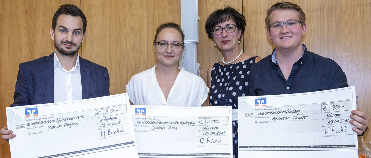 Die GVB-Generalbevollmächtigte Dr. Andrea Althanns (2.v.re.) mit den Jahrgangsbesten Manuel Regnet, Sarah Glas und Andreas Hadler (v.li.n.re.). Die GVB-Generalbevollmächtigte Dr. Andrea Althanns (2.v.re.) mit den Jahrgangsbesten Manuel Regnet, Sarah Glas und Andre-as Hadler (v.li.n.re.).