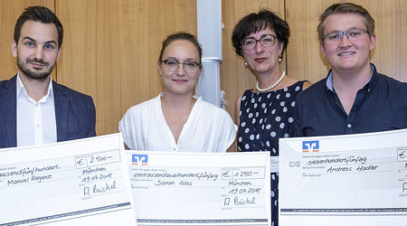 Die GVB-Generalbevollmächtigte Dr. Andrea Althanns (2.v.re.) mit den Jahrgangsbesten Manuel Regnet, Sarah Glas und Andreas Hadler (v.li.n.re.). Die GVB-Generalbevollmächtigte Dr. Andrea Althanns (2.v.re.) mit den Jahrgangsbesten Manuel Regnet, Sarah Glas und Andre-as Hadler (v.li.n.re.).