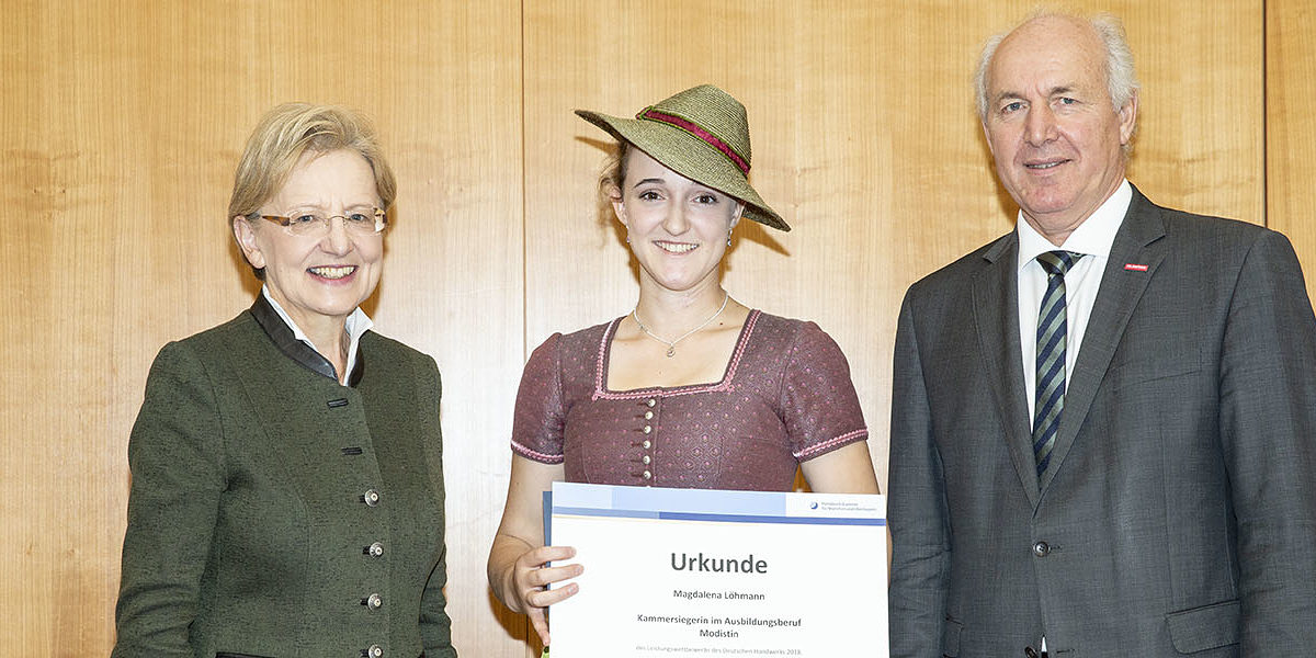 Oberbayerns beste Modistin Magdalena Löhmann (Mitte) wird von Oberbayerns Regierungspräsidentin Brigitta Brunner und Kammerpräsident Franz Xaver Peteranderl beglückwünscht. Oberbayerns beste Modistin Magdalena Löhmann (Mitte) wird von Oberbayerns Regierungspräsidentin Brigitta Brunner und Kammerpräsident Franz Xaver Peteranderl beglückwünscht.