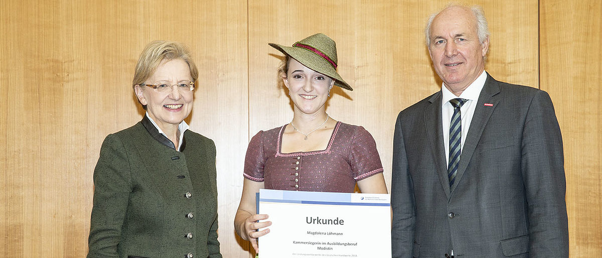 Oberbayerns beste Modistin Magdalena Löhmann (Mitte) wird von Oberbayerns Regierungspräsidentin Brigitta Brunner und Kammerpräsident Franz Xaver Peteranderl beglückwünscht. Oberbayerns beste Modistin Magdalena Löhmann (Mitte) wird von Oberbayerns Regierungspräsidentin Brigitta Brunner und Kammerpräsident Franz Xaver Peteranderl beglückwünscht.