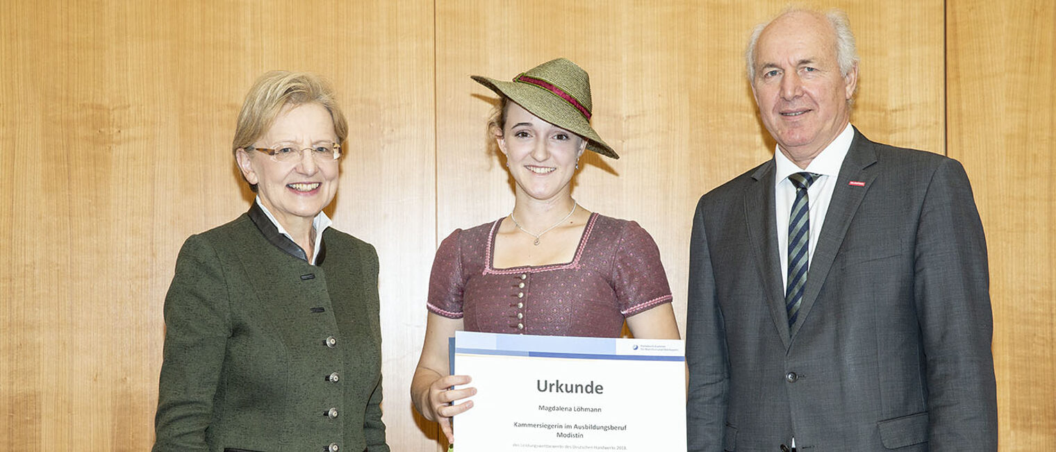 Oberbayerns beste Modistin Magdalena Löhmann (Mitte) wird von Oberbayerns Regierungspräsidentin Brigitta Brunner und Kammerpräsident Franz Xaver Peteranderl beglückwünscht.