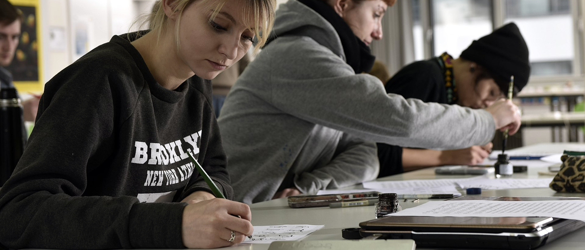 Unterrichtssituation Vollzeitkurs Schrift Typo Stift Tisch