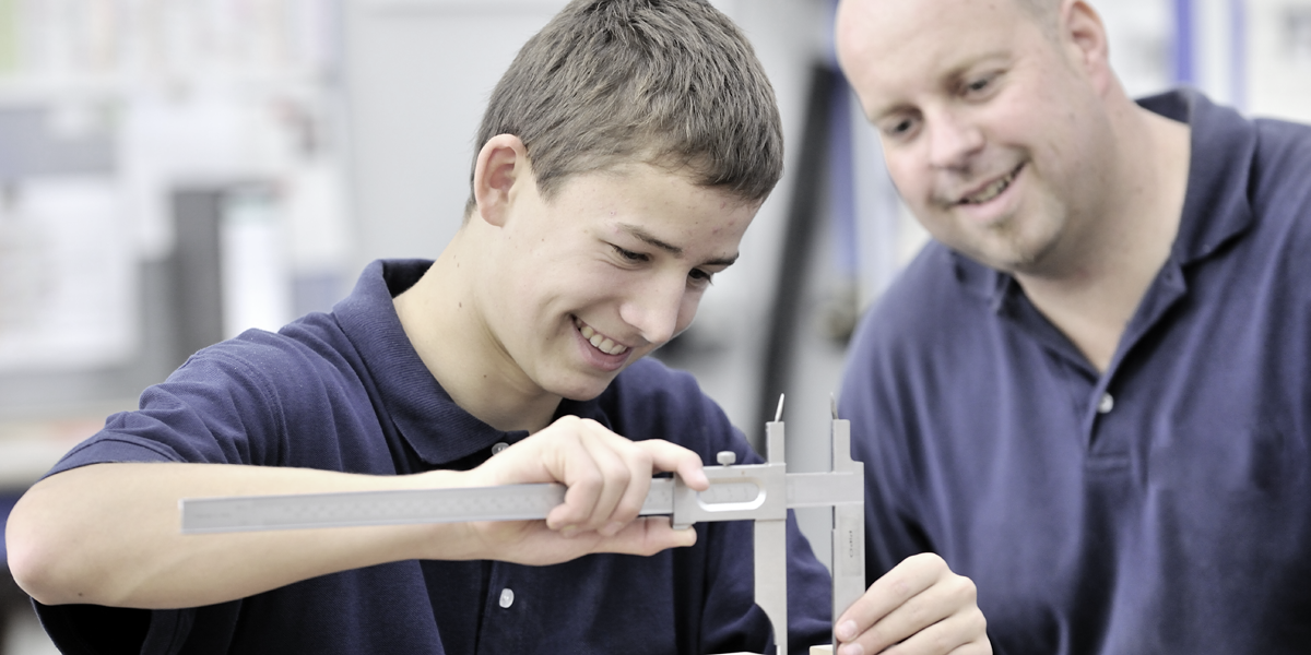 Ausbildung, Ülu, Modellbau, messen, abmessen, azubi, auzubildender, Lehrling, Modell- und Formenbau, Lizenzfreies Bild, Modellbauer, Nahaufnahme, Werkstatt, Jugendlicher, Mann, Querformat, Ausbilder, Erwachsener Elektrotechniker, Techniker, Jugendliche, Ausbildungsmeister, ID 1486, FH32110.jpg