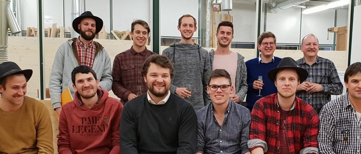 Schreinermeisterkurs 2017/2018 Schreinermeisterkurs 2017/2018Notenbekanntgabe Gruppenbild
