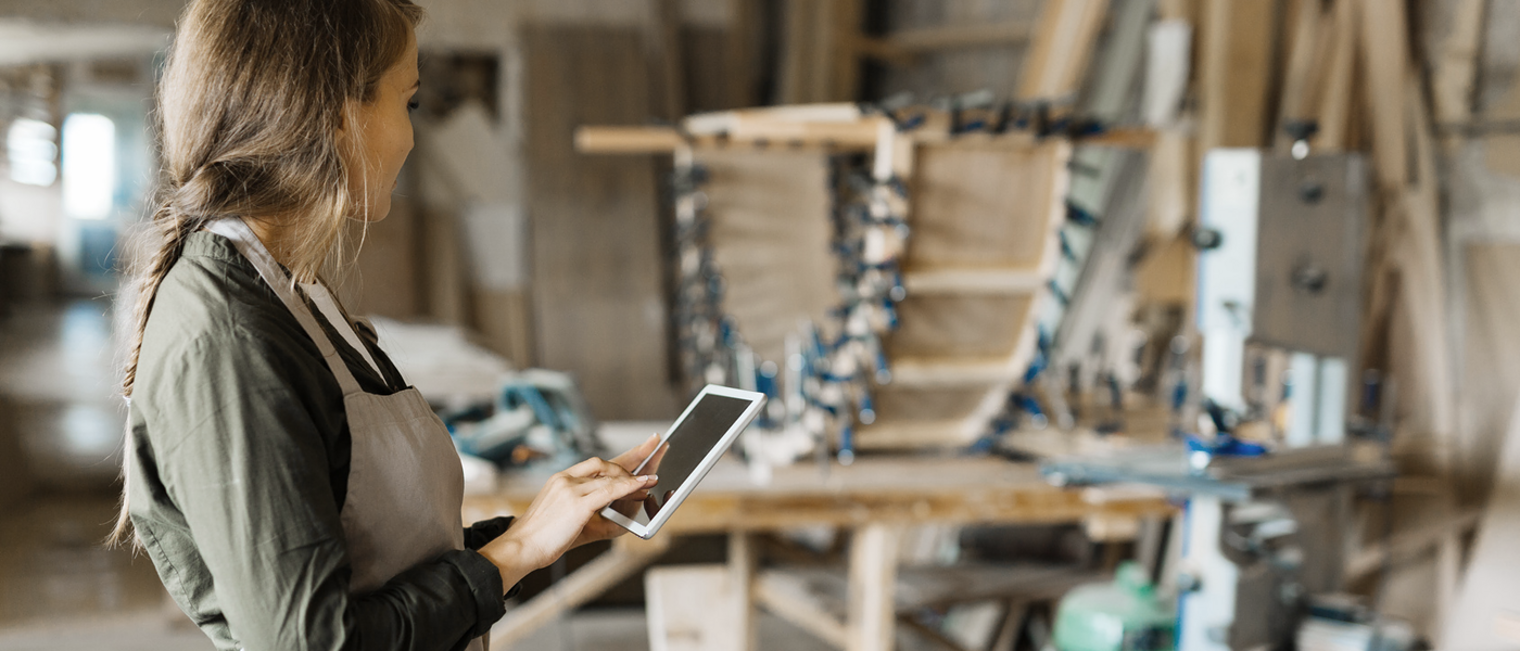 Bloggerfrühschoppen, iPad Holz Werkstatt Geräte Frau Maschine Tablet 129568314