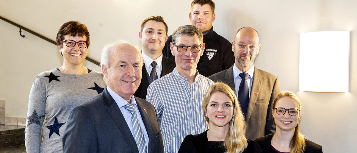 1. Reihe (v. r. n. l.): Kathrin Strehle, Franziska Franke, Franz Xaver Peteranderl; Mitte (v. r. n. l.): Andreas Wagnitz, Norbert Eigendorf, Andrea Schaumann; hinten (v. r. n. l.): Tim Knippertz, Andreas Moser. 1. Reihe (v. r. n. l.): Kathrin Strehle, Franziska Franke, Franz Xaver Peteranderl; Mitte (v. r. n. l.): Andreas Wagnitz, Norbert Eigendorf, Andrea Schaumann; hinten (v. r. n. l.): Tim Knippertz, Andreas Moser.