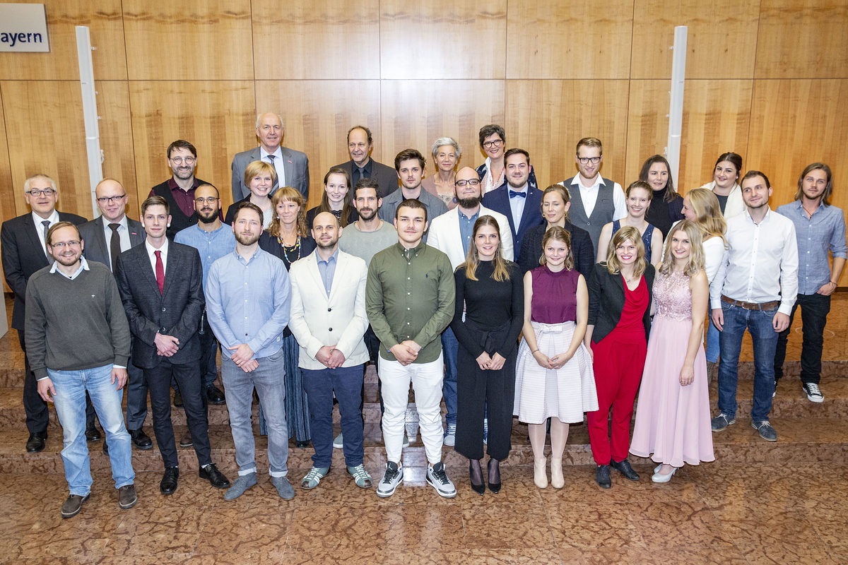 Gruppenfoto Absolventen 2018 Gruppenfoto Gestalter/innen 2018 bei der Urkundenverleihung