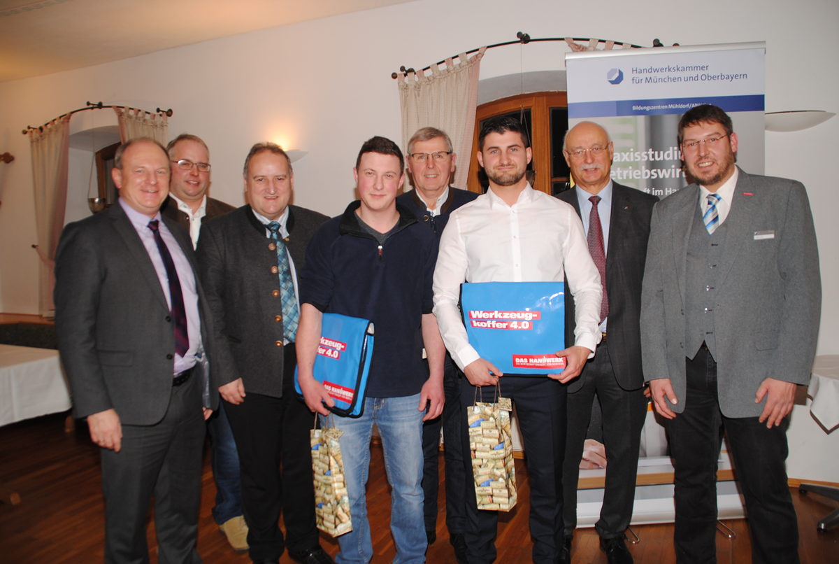 v.l.n.r. Bildungsstättenleiter Jochen Englmeier, Bezirksobermeister Florian Ott, stellv. Landrat Alfred Lantenhammer, Jahresbestmeister Ludwig Wimmer, Innungsobermeister Johann Bader, Kursbester Andreas Blümel, Ehrenobermeister Karl Burghart, Kursleiter Robert Datz v.l.n.r. Bildungsstättenleiter Jochen Englmeier, Bezirksobermeister Florian Ott, stellv. Landrat Alfred Lantenhammer, Jahresbestmeister Ludwig Wimmer, Innungsobermeister Johann Bader, Kursbester Andreas Blümel, Ehrenobermeister Karl Burghart, Kursleiter Robert Datz