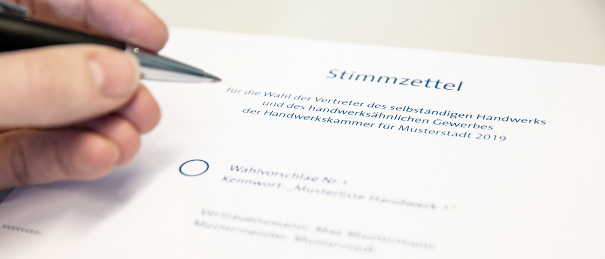 Stimmzettel Stift Hand