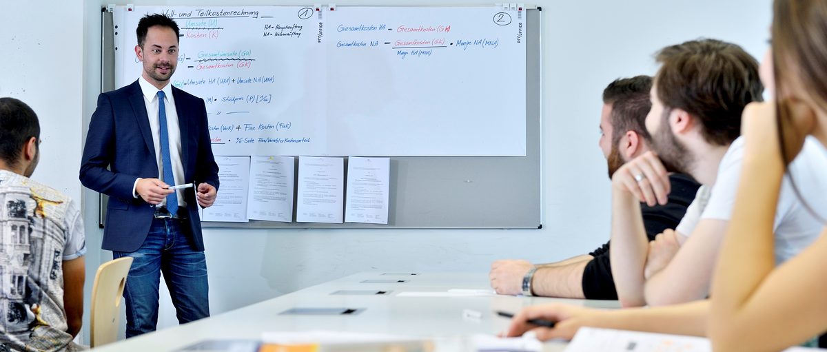 Aufnahmen im Bildungszentrum der HWK.¿lu Aufnahmen im Bildungszentrum der HWK.¿lu Schlagwort(e): HWK, Handwerkskammer, Bildungszentrum, Bildung, ¿lu