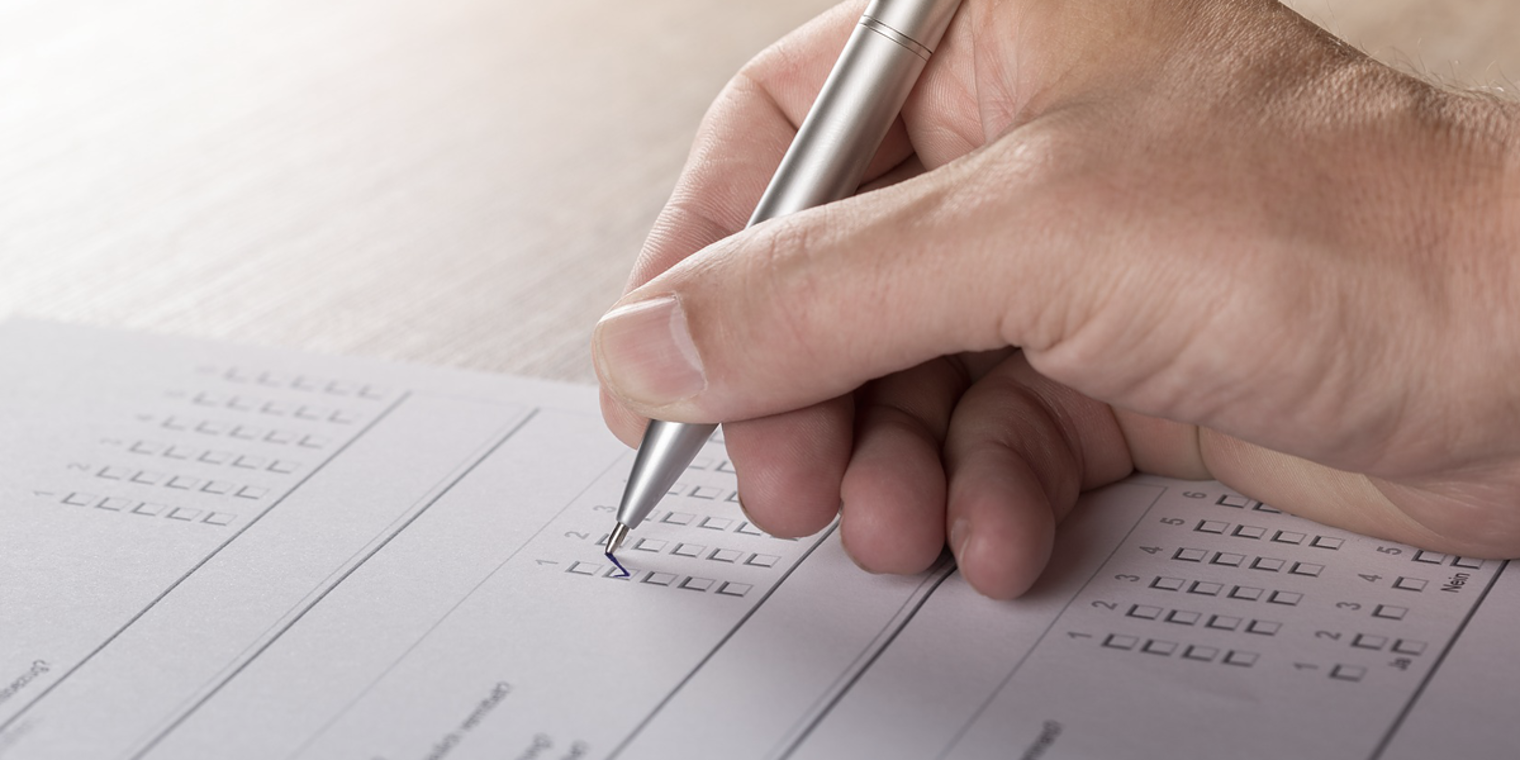 umfrage, meinungsforschung, befragung, ausfüllen, hand, schreiben ,kugelschreiber, papier, abhaken anhaken ankreuzen ausfüllen 