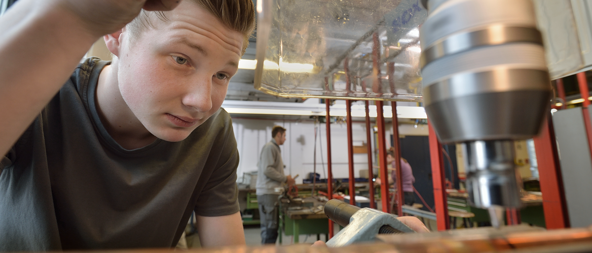 Anlagenmechaniker/-in für Sanitär-, Heizungs- und Klimatechnik Azubi Lehrling Werkstatt Bildungszentrum Werkzeug 11004